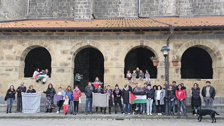 Palestinako genozidioa irmoki salatu dute Aiako Talde Feministak deitutako elkarretaratzean