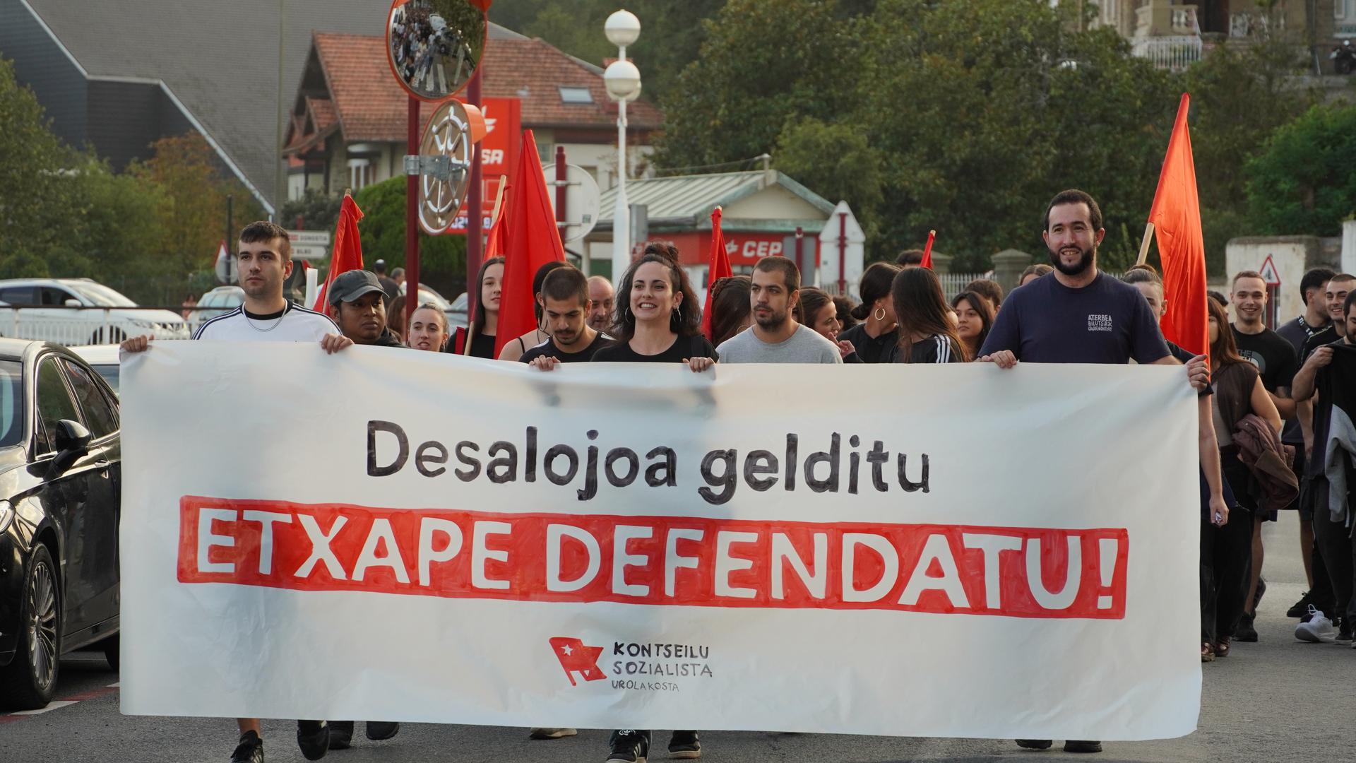 Zumaiarrak kalera atera dira Etxaperen alde