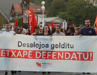 Zumaiarrak kalera atera dira Etxaperen alde