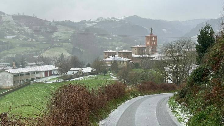 Elur hondarrez jantzita esnatu da herria