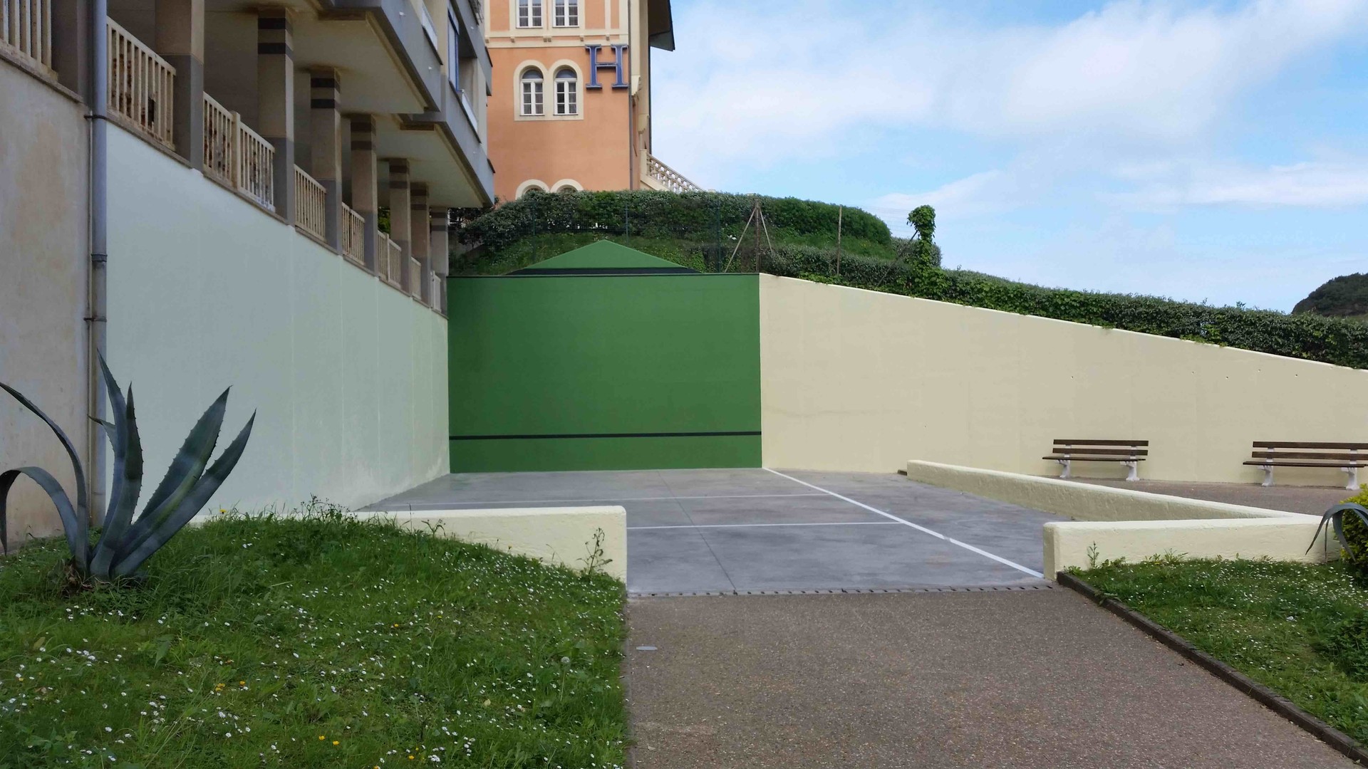 Larretxoko frontoiak itxura berria du