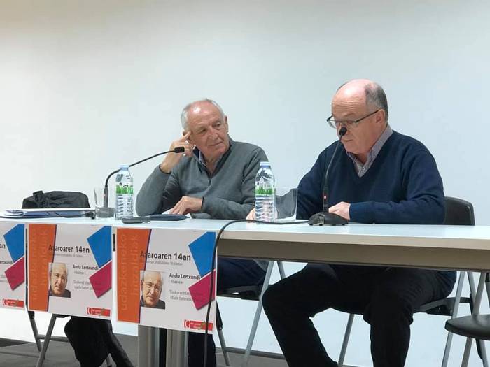Dozenaka lagun bildu ziren atzo Anjel Lertxundik Azkoitian eskainitako hitzaldian