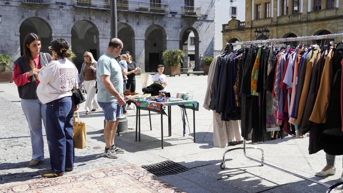 Top Market azoka egin dute plazan