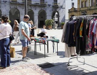 Top Market azoka egin dute plazan