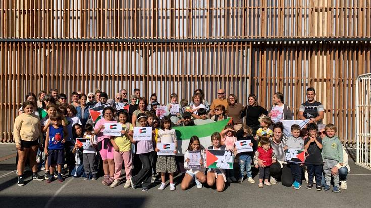 Palestinaren alde protesta egin dute herriko bi ikastetxeetan