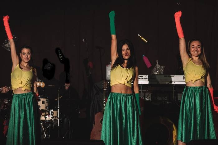 Kantu Kolorek 'Txiki Festa' antzerkia eskainiko du bihar Villa Manuelako pilotalekuan