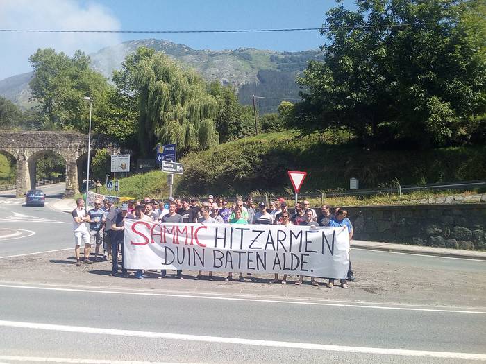 Sammic-eko langileek auto karabana eta elkarretaratzea egin dituzte hirugarren greba egunean