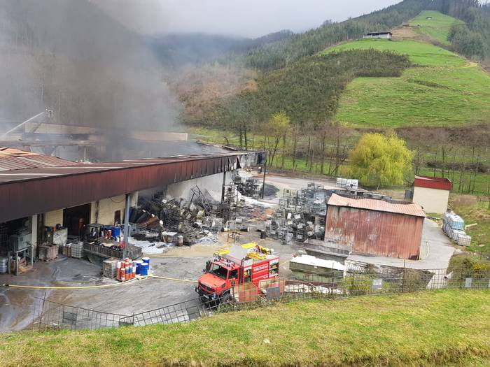 Kalte material handiak eragin ditu Irurena enpresako suteak