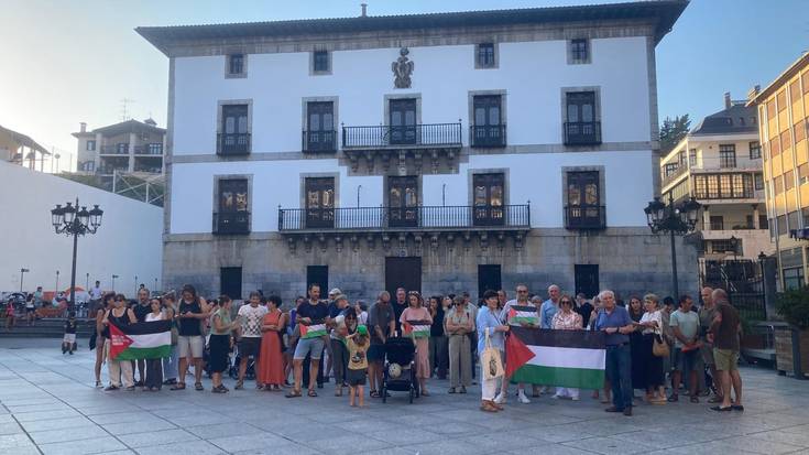 Gazaren aurkako genoziodioa salatu dute hainbat herritarrek plazan