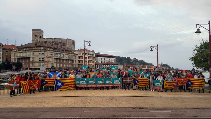 Zumaiako hainbat herritarrek bat egin dute Kataluniako herriarekin Diada egunean