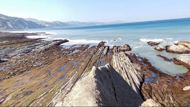 Itsasbeherak agerian utzi ditu harraldeko altxorrak