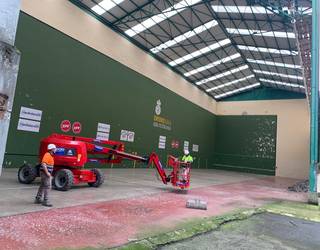 Hasi dituzte frontoiaren teilatua kentzeko lanak