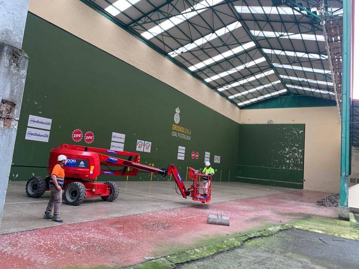 Hasi dituzte frontoiaren teilatua kentzeko lanak