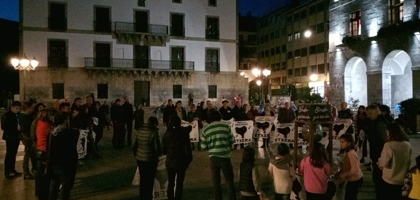 Euskal preso eta iheslariak etxeratzeko elkarretaratzea egin dute dozenaka lagunek
