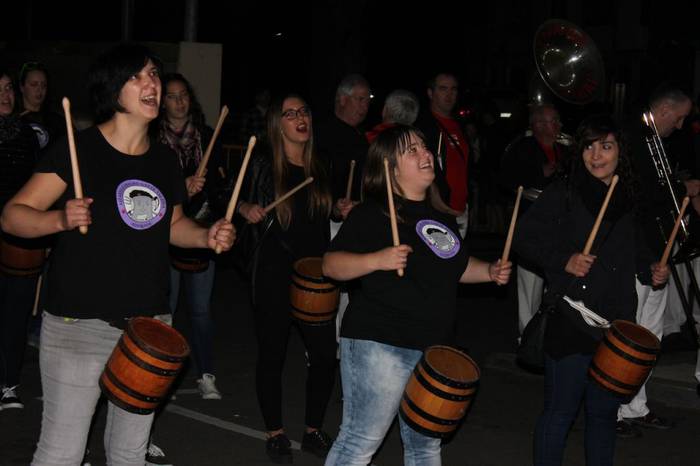 Gogoz astindu dituzte banderak eta atabalak Aizarnazabalen