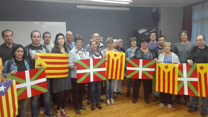 Azpeitiko zortzi eragile batuta, Kataluniari babesa erakusteko eta Euskal Herriaren autodeterminazio-eskubidea aldarrikatzeko