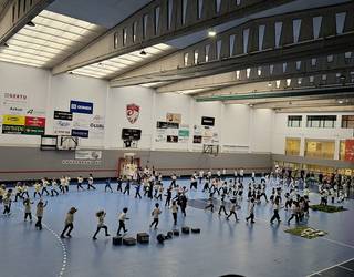 Mozorro dotoreak soinean, festa giro aparta sortu dute Zumaienako ikasleek