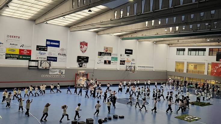 Mozorro dotoreak soinean, festa giro aparta sortu dute Zumaienako ikasleek