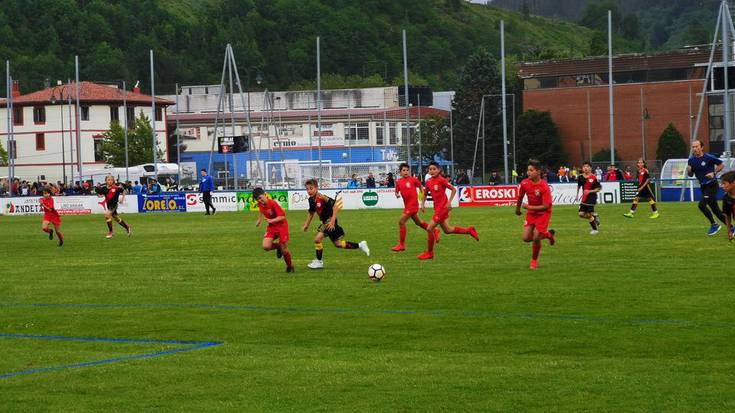Kirola eta festa giroa, mutilen Azpeitia Cup txapelketaren hasieran