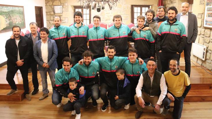 Ulacia saskibaloi taldekoei harrera egin diete udaletxean