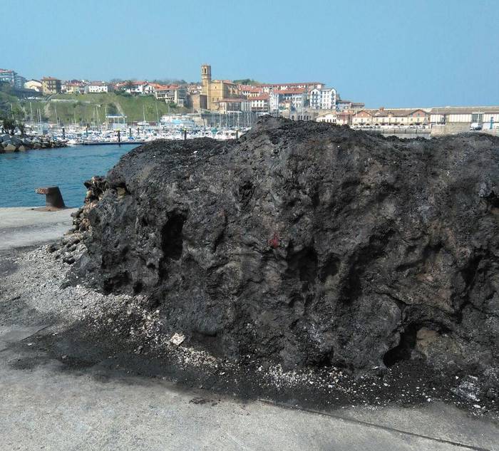 Arrantzarako sare bati su eman diote Getariako portuan