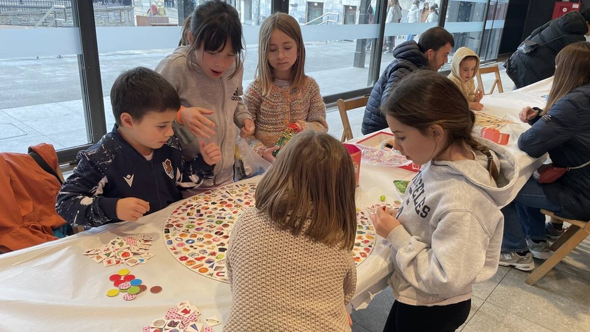 Azoka Plazaren epelean, dozenaka gaztetxo bildu dira munduko jolasekin gozatzera