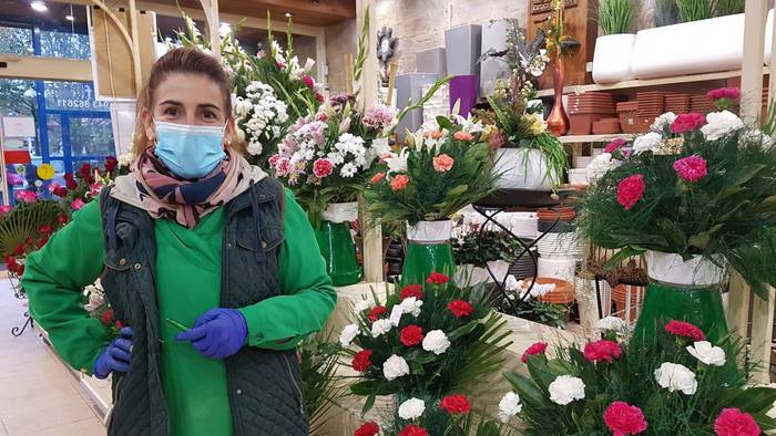 Lourdes Osa: "Herri txikietan eusten diote loreak jartzeko ohiturari"