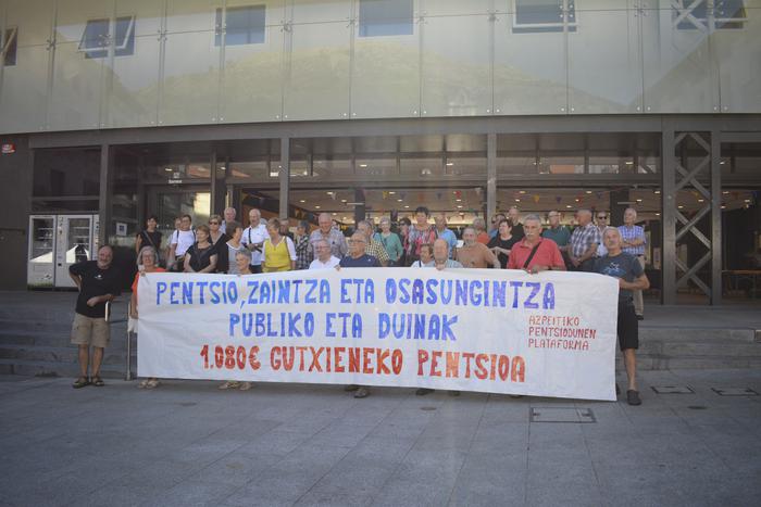 Azpeitiko pentsiodunek banketxeen aurrean egingo dute elkarretaratzea astelehenean