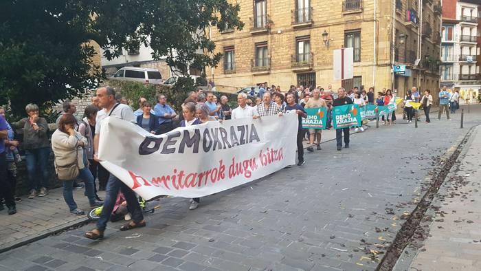 Kataluniako atxiloketak salatzeko elkarretaratzea egin dute