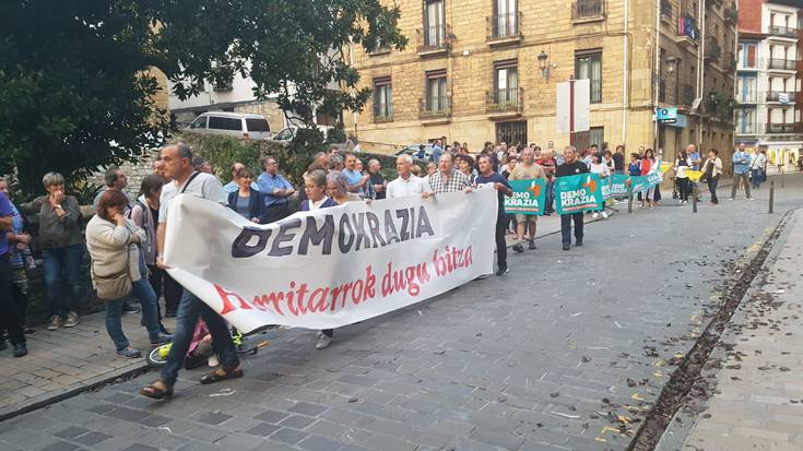 Kataluniako atxiloketak salatzeko elkarretaratzea egin dute