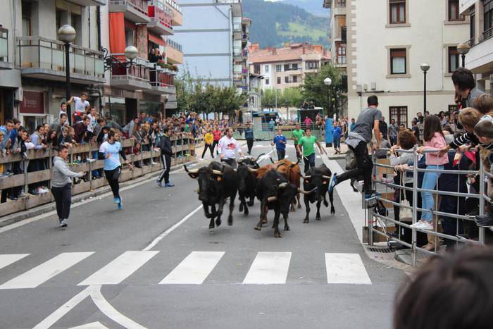 Zezen Beltz IX. asteburua, Soreasu antzokitik  kalera eta zezen plazara