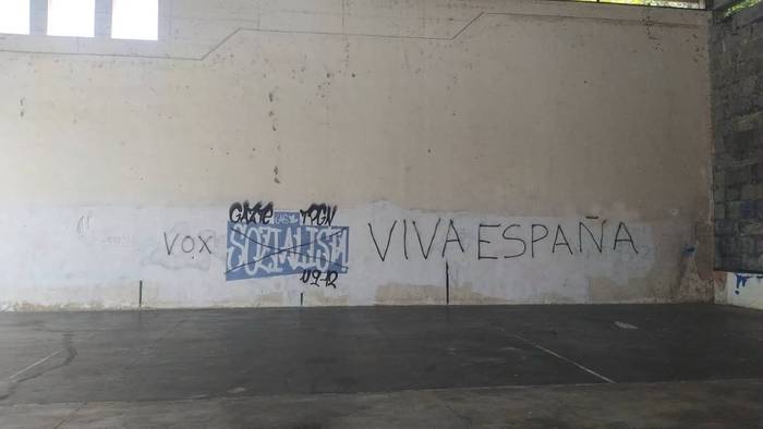 IASen eta GKSren horma irudi baten gainean "pintaketa faxistak" agertu direla salatu dute