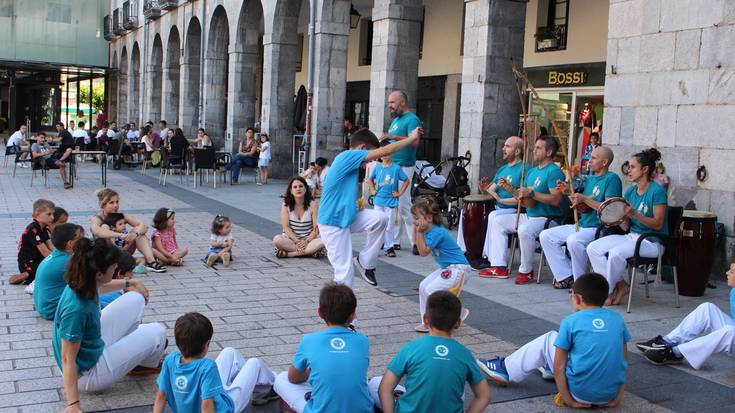 Capoeira erakustaldiak jendea bildu du arratsaldean herriko plazan