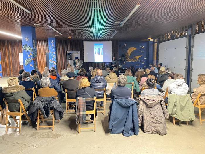 Berdura Plaza bete jende, 'Zuek heben. Euskal Herriko atlas geopolitikoa' emanaldi berezian