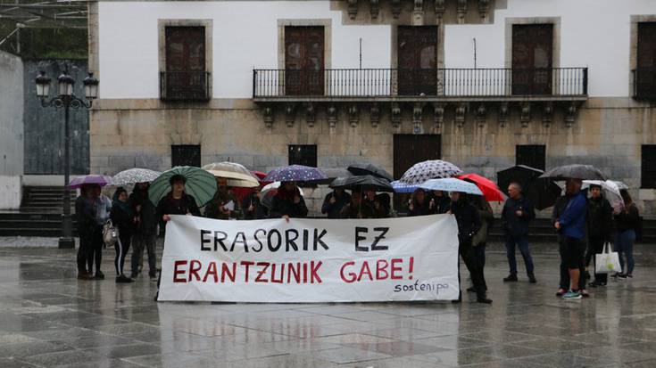 Donibane Garaziko hilketa matxista salatzeko elkarretaratzea egin dute hainbat lagunek