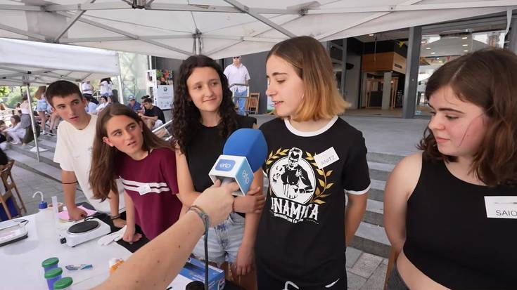 Urola Erdiko Zientzia eta Teknologia Azoka egin dute Azpeitiko plazan