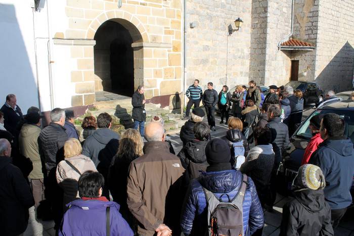 Irudietan: Aiako Laurgain auzoan amaitu dute hitzaldi ibiltarien zikloa