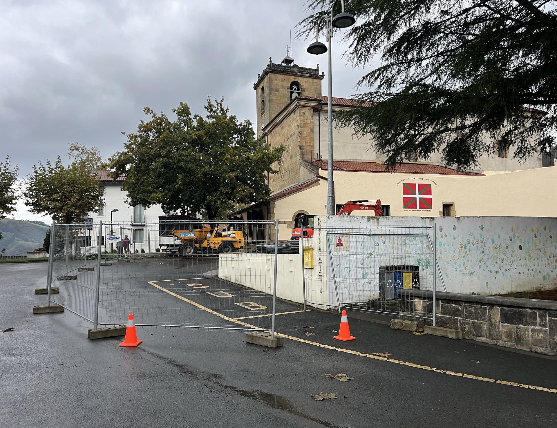 Hasi dituzte Aizarnazabalgo plaza berritzeko lanak