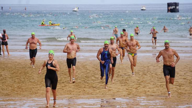 Gozatua hartu dute igerilariek Getaria-Zarautz Itsas Zeharkaldian