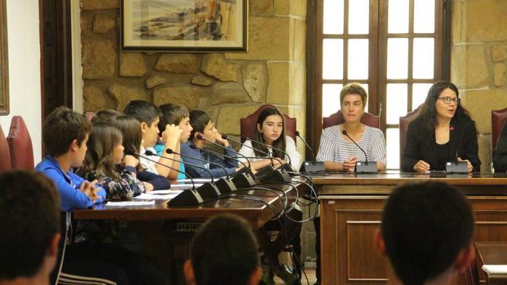 Irudietan: Eskolako Agenda21eko udalbatzarra ikasleekin