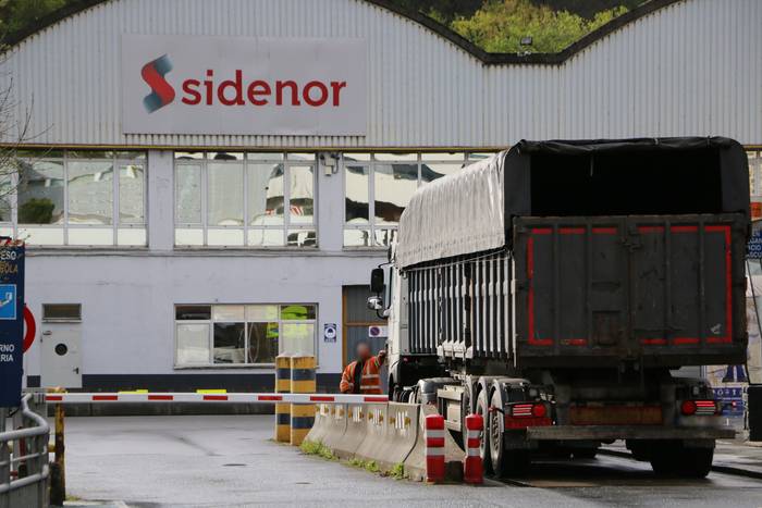 Azkoitiko laminazio trenaren ekoizpena eten eta 36 langile Reinosara lekualdatuko ditu Sidenorrek