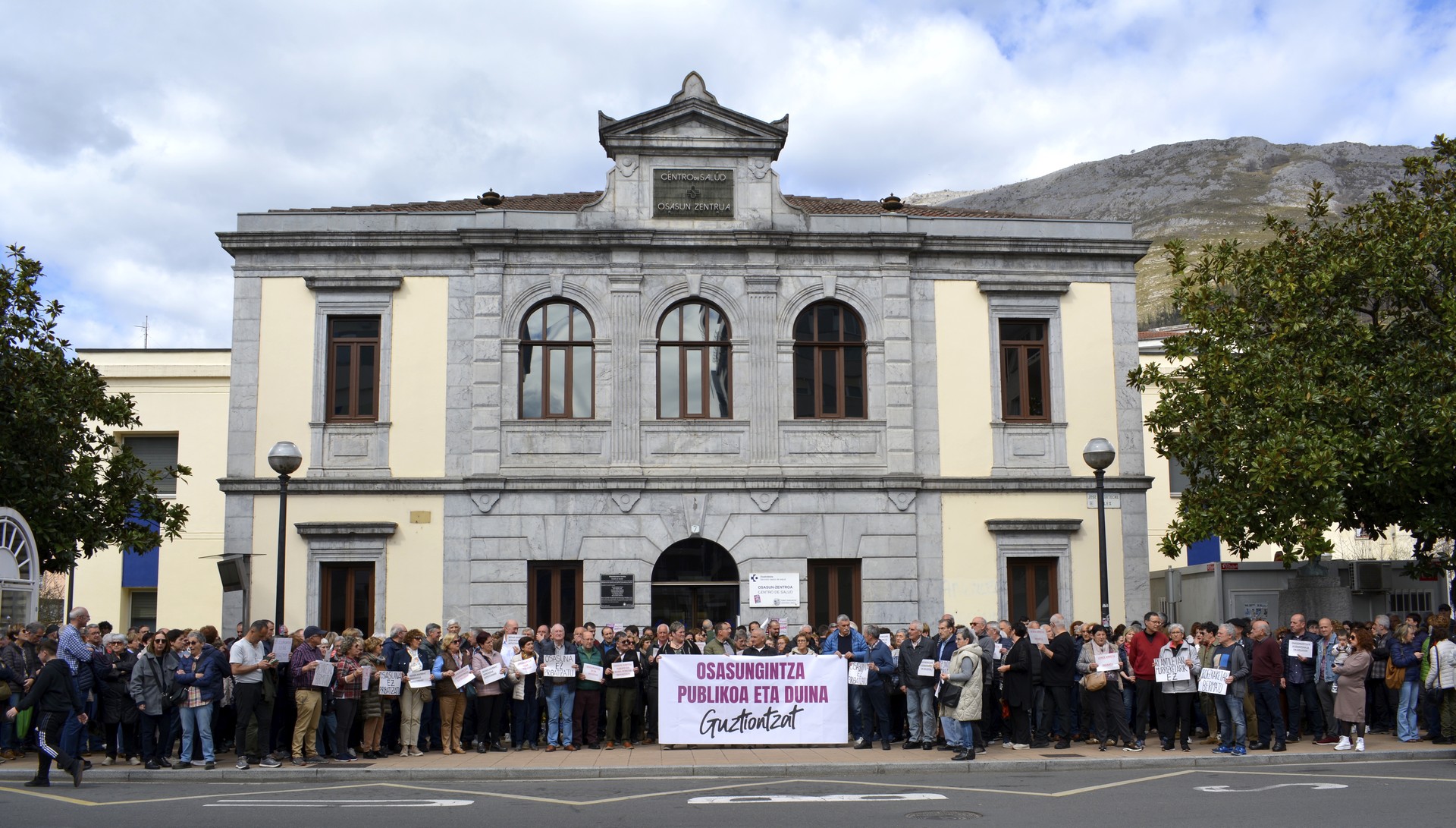 Larunbatean osasungintza publikoaren aldeko manifestazioa Donostian