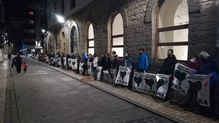 Preso eta iheslariak etxeratzearen alde, herritar ugari bildu da Saregileen plazan