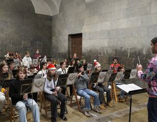 Gabon giroko doinuek hartu dute Kontzejupea, Bizkargi eskolakoen eskutik