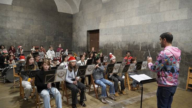 Gabon giroko doinuek hartu dute Kontzejupea, Bizkargi eskolakoen eskutik