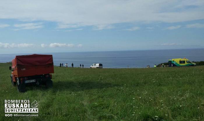 Parapentelari bat erreskatzen ari dira Talaimendin