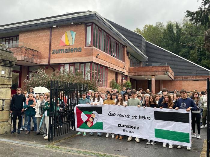 Palestinaren aldeko elkarretaratzea egin dute gaur Zumaiena Ikastolan