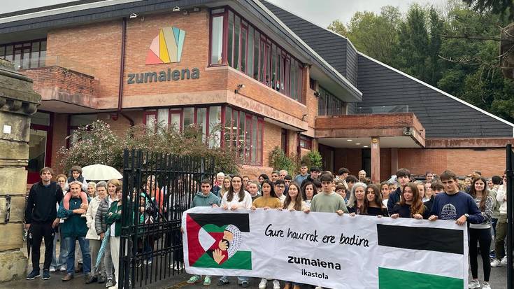 Palestinaren aldeko elkarretaratzea egin dute gaur Zumaiena Ikastolan