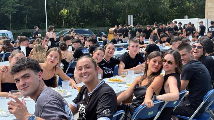Marea beltzak koloreztatu du areto futbolaren festa