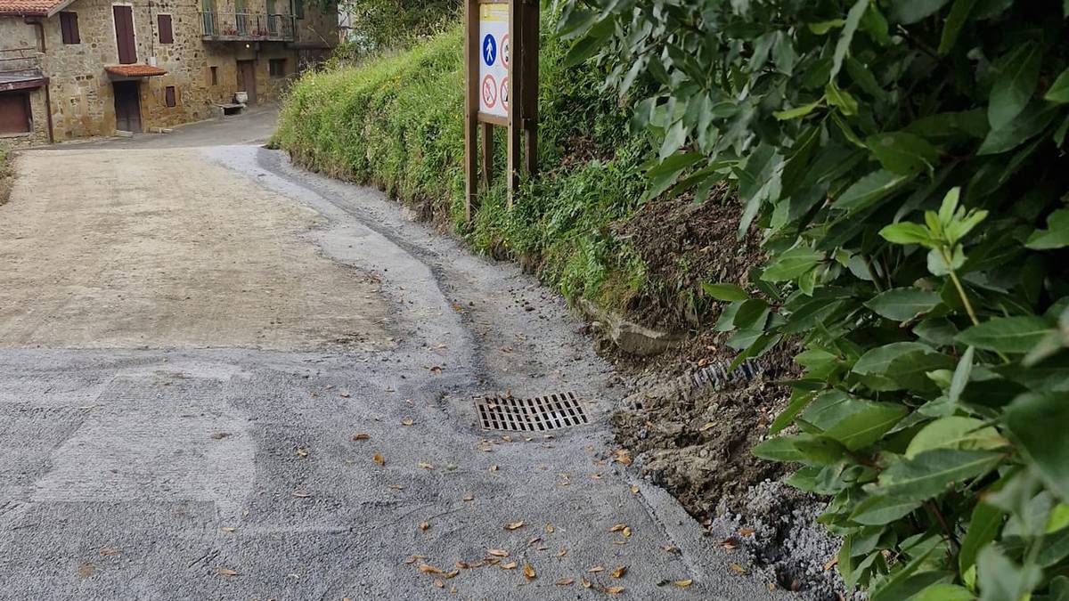 Amaitu dituzte Itxaspe bideko asfaltatze lanak